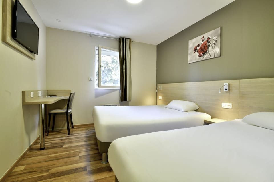 Triple Room, Non Smoking | Desk, soundproofing, free WiFi, bed sheets