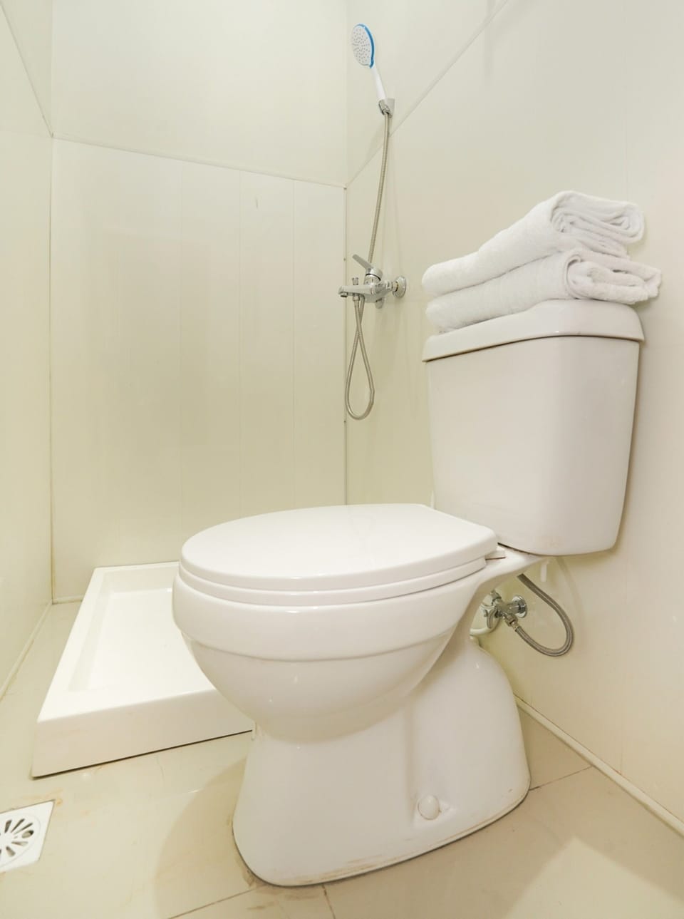 Standard Double Room | Bathroom | Shower, towels, toilet paper