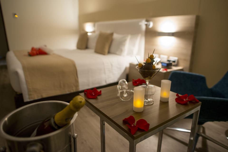 Standard Room, 1 King Bed (High Floor) | Minibar, in-room safe, desk, soundproofing