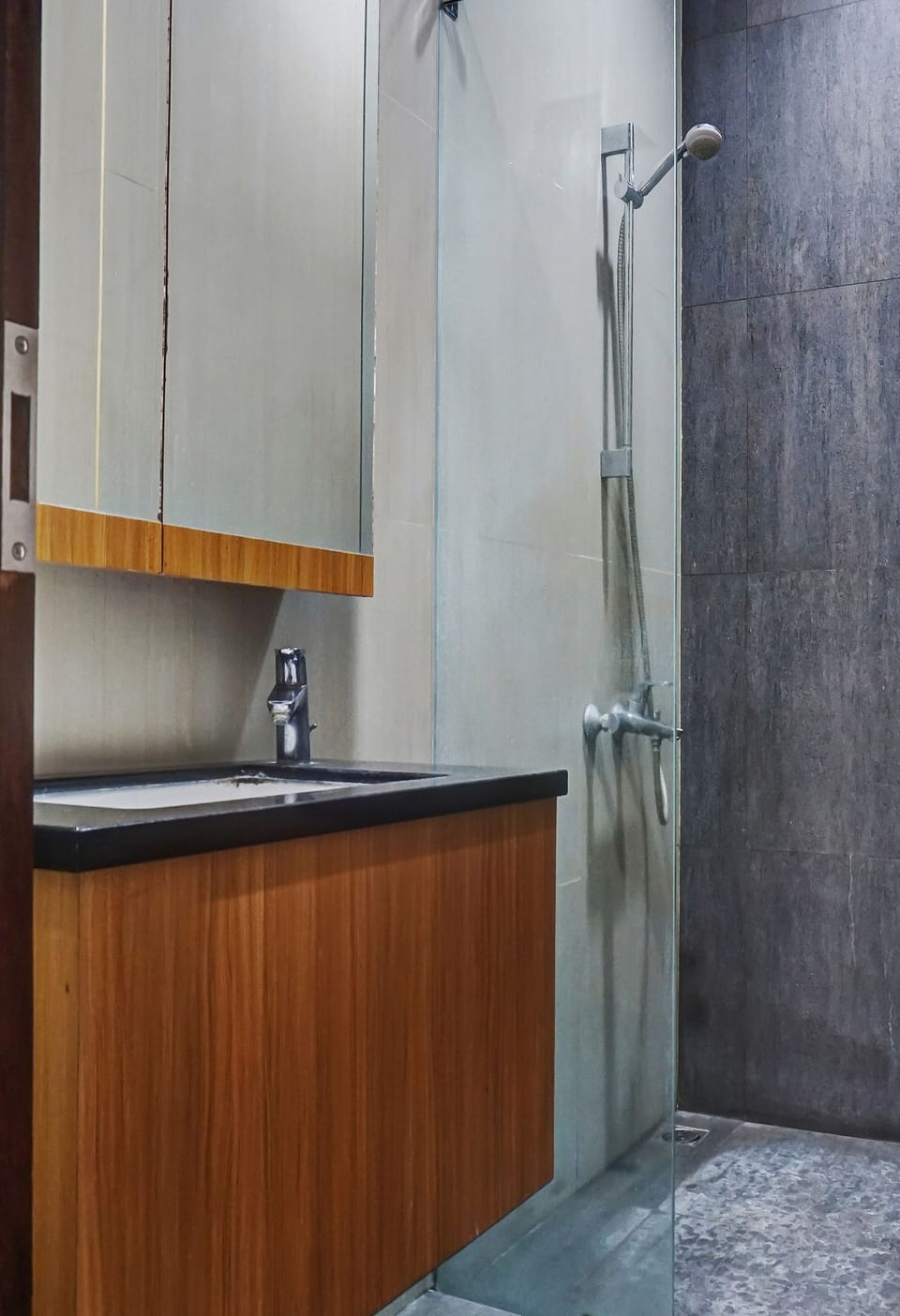 Standard Double Room | Bathroom | Shower, towels, toilet paper