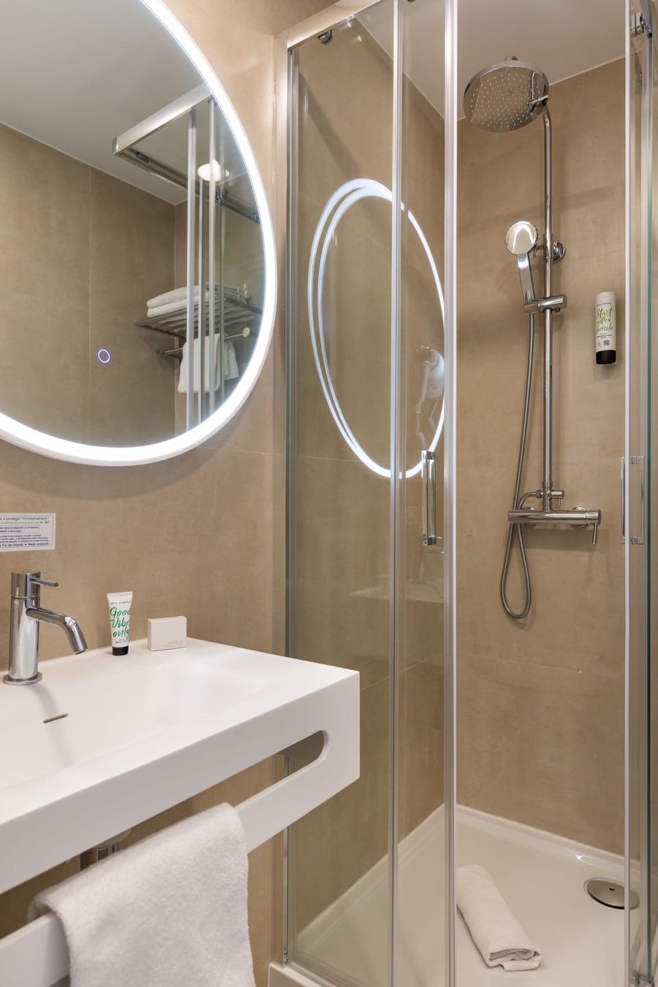 Superior Double Room, Balcony | Bathroom | Shower, hair dryer, towels