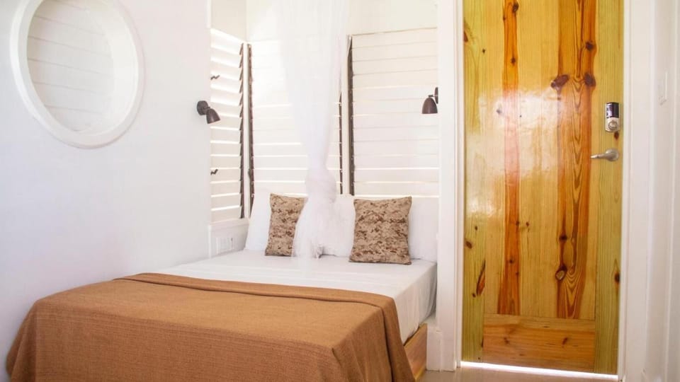 In-room safe, desk, WiFi (free), bed sheets