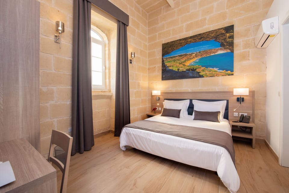 Basic Room | Desk, free WiFi, bed sheets