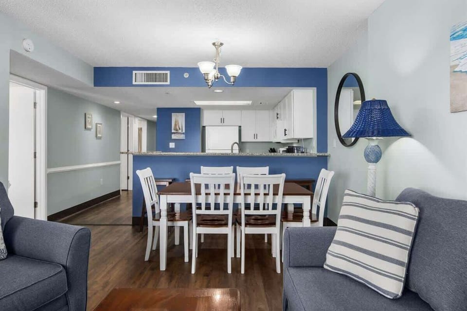 Vacation meals just taste better here—with space, style, and sunshine.

