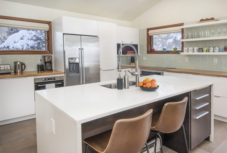Spacious Kitchen with Breakfast Bar and Kitchen Island (2nd Floor)