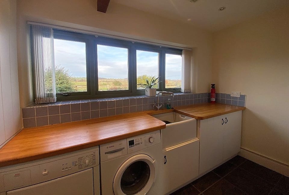 East Lodge, Yorkshire - utility room with washing machine and dryer