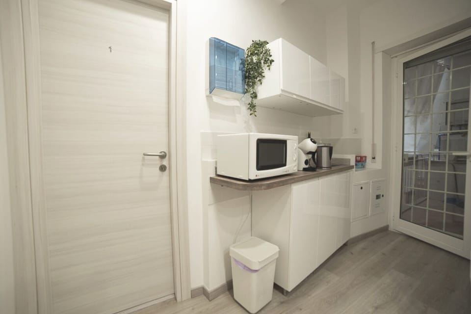 Full-size fridge, microwave, dishwasher, toaster