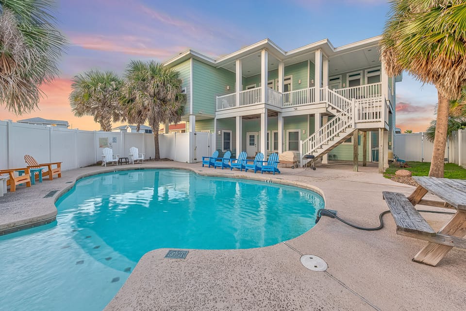 Outdoors - Tipsy Turtle's beautiful private pool