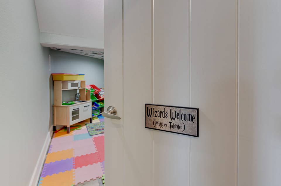 Step into your magical playroom where wizards are welcome! Colorful foam mats and a charming play kitchen await young adventurers.