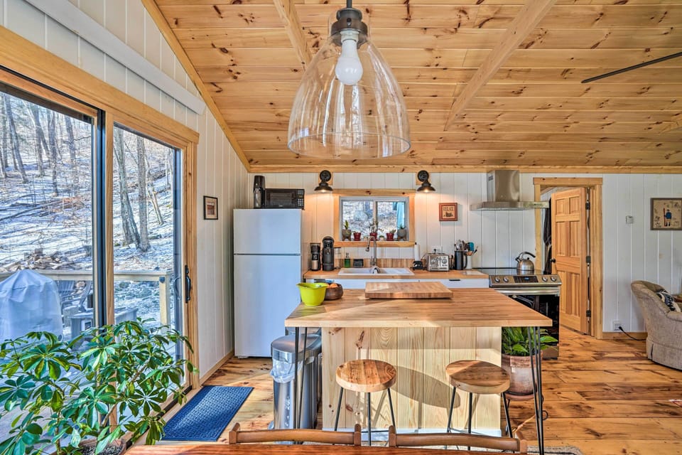 Dining Area | Dishware & Flatware Provided