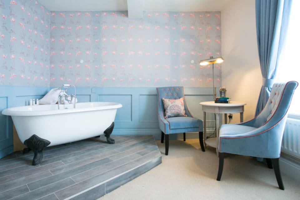 Studio Suite | Bathroom | Hair dryer, towels