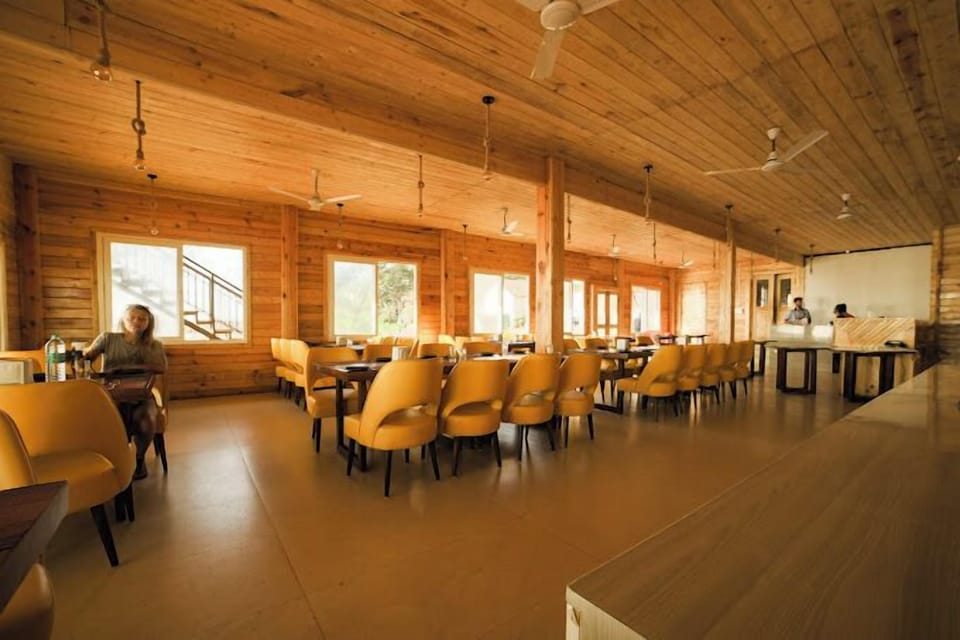 2 restaurants; breakfast, lunch, dinner, and brunch served