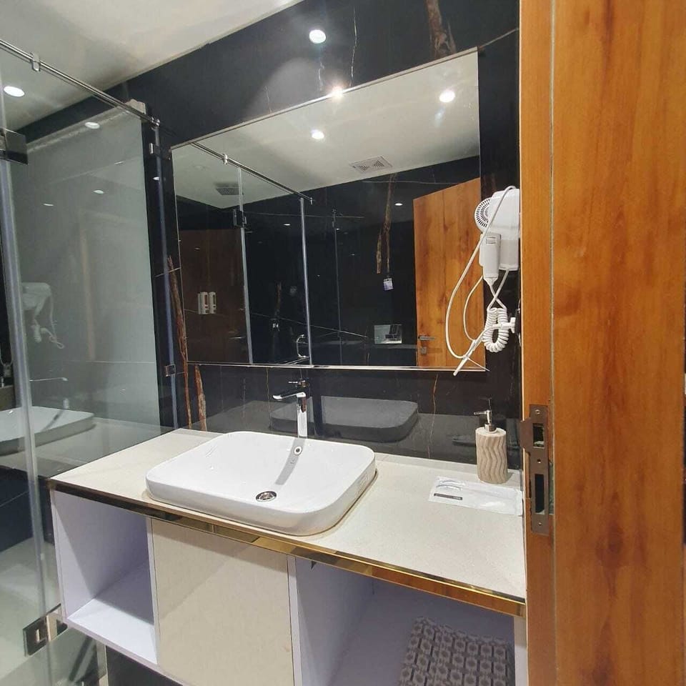 Shower, free toiletries, hair dryer, towels