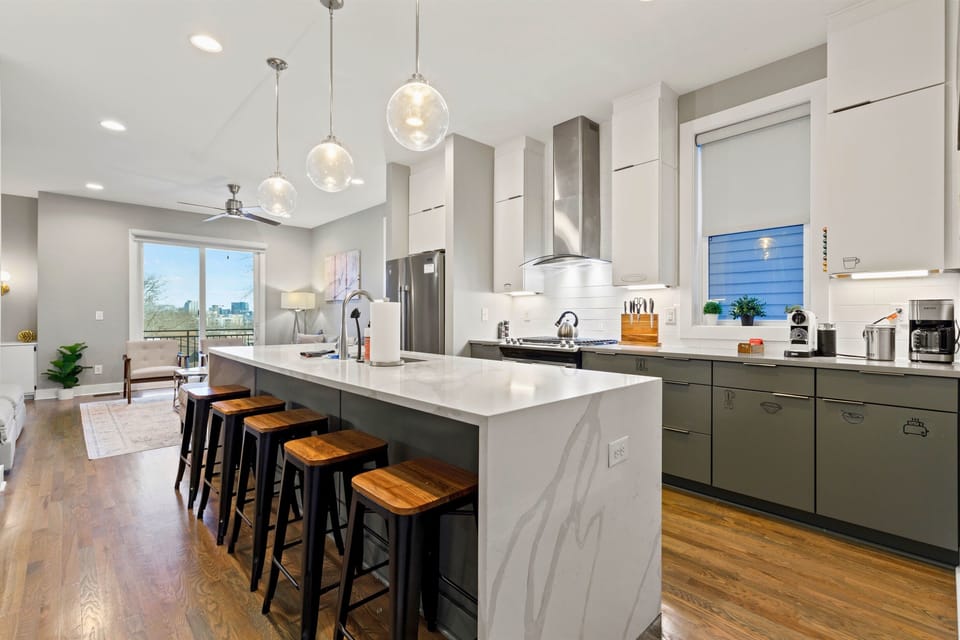 [Kitchen] This Luxury Dine-in Kitchen has Plenty of Space for Serving a Fabulous Meal.