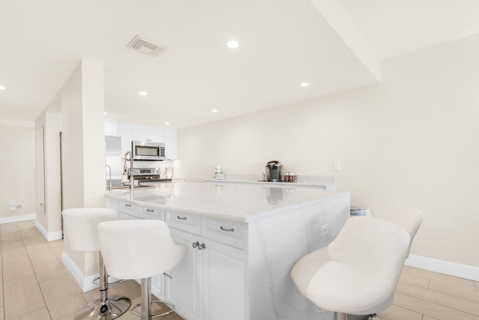 Eat-in bar seating