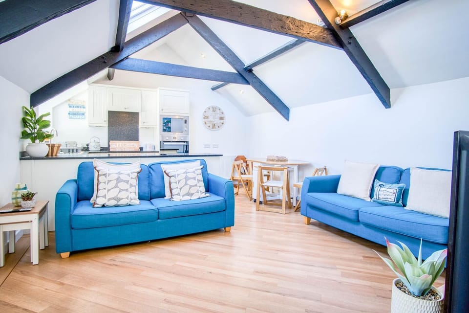 Penthouse At The Mews  - 2 Bed Pet Friendly Apartment - Tenby (27649)