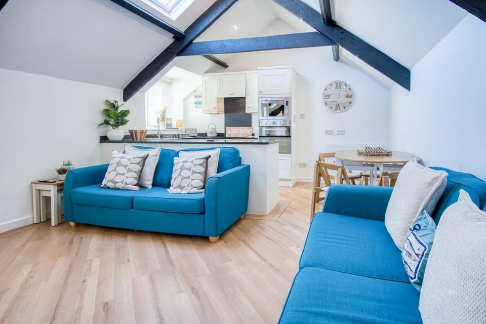Penthouse At The Mews  - 2 Bed Pet Friendly Apartment - Tenby (27652)