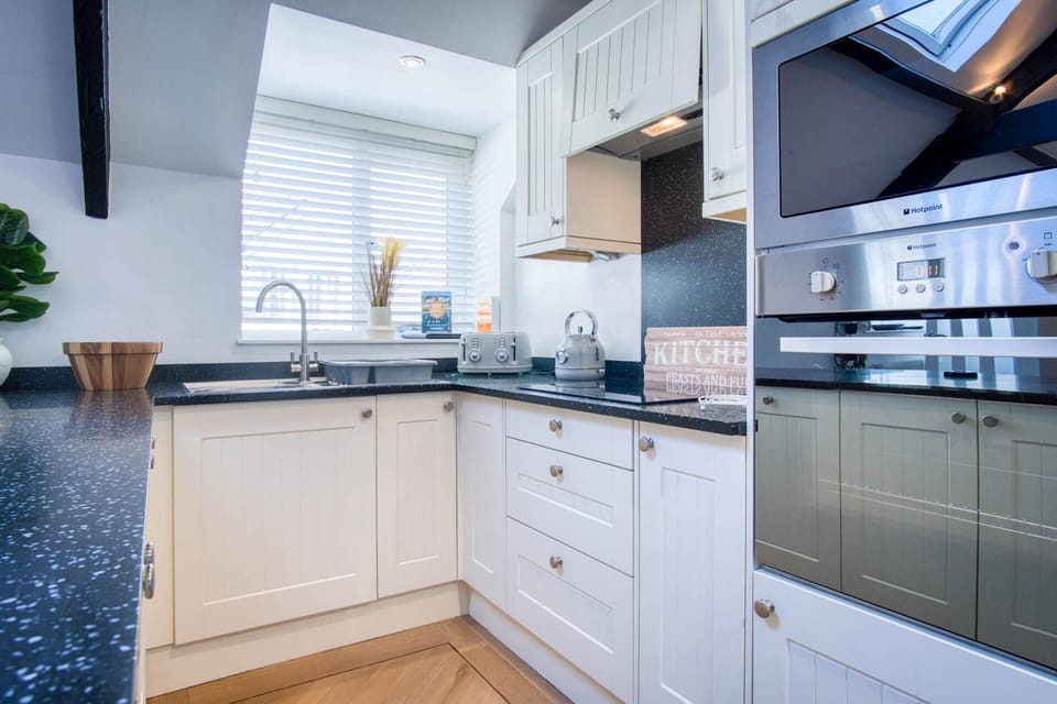 Penthouse At The Mews  - 2 Bed Pet Friendly Apartment - Tenby (27656)