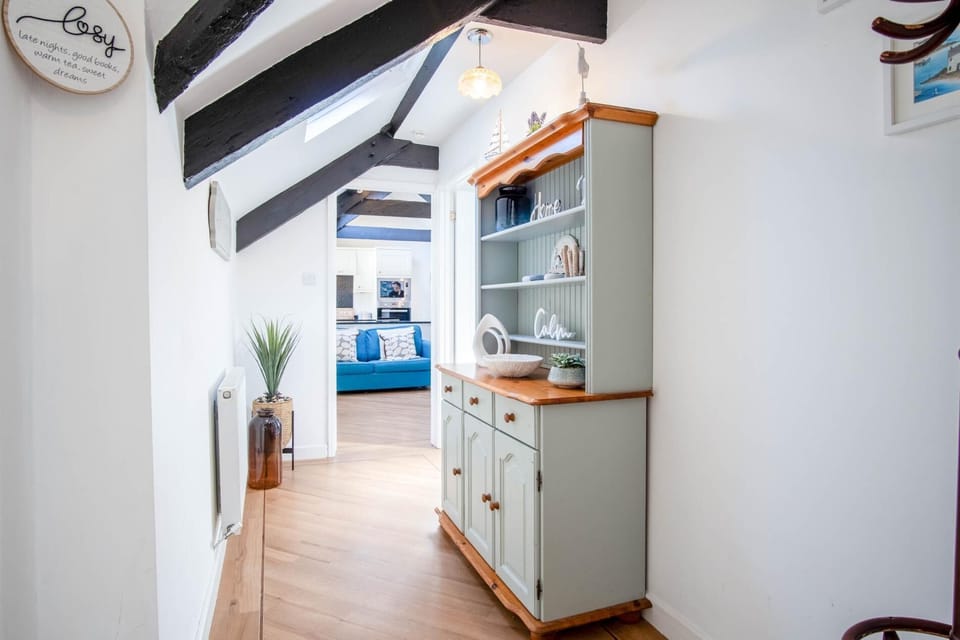 Penthouse At The Mews  - 2 Bed Pet Friendly Apartment - Tenby (27645)