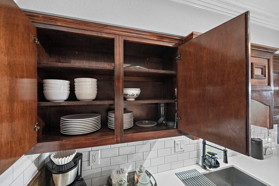 Plates, cups and other kitchen utensils are available