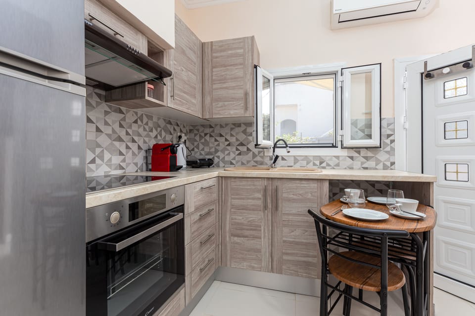 Deluxe Studio Suite | Private kitchen | Espresso maker, electric kettle