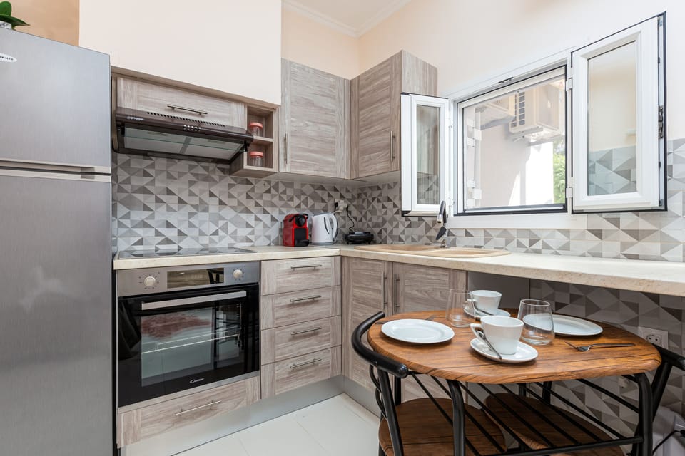 Deluxe Studio Suite | Private kitchen | Espresso maker, electric kettle