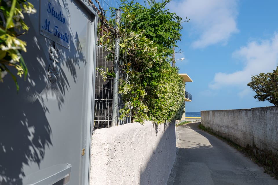 Beach nearby, white sand, 5 beach bars
