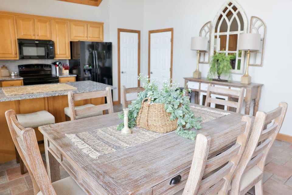 Very nice table and 6 chairs and matching sideboard 