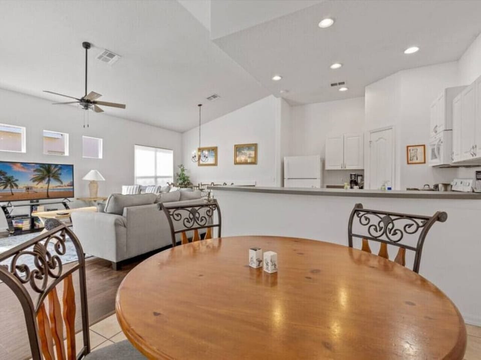 breakfast  area