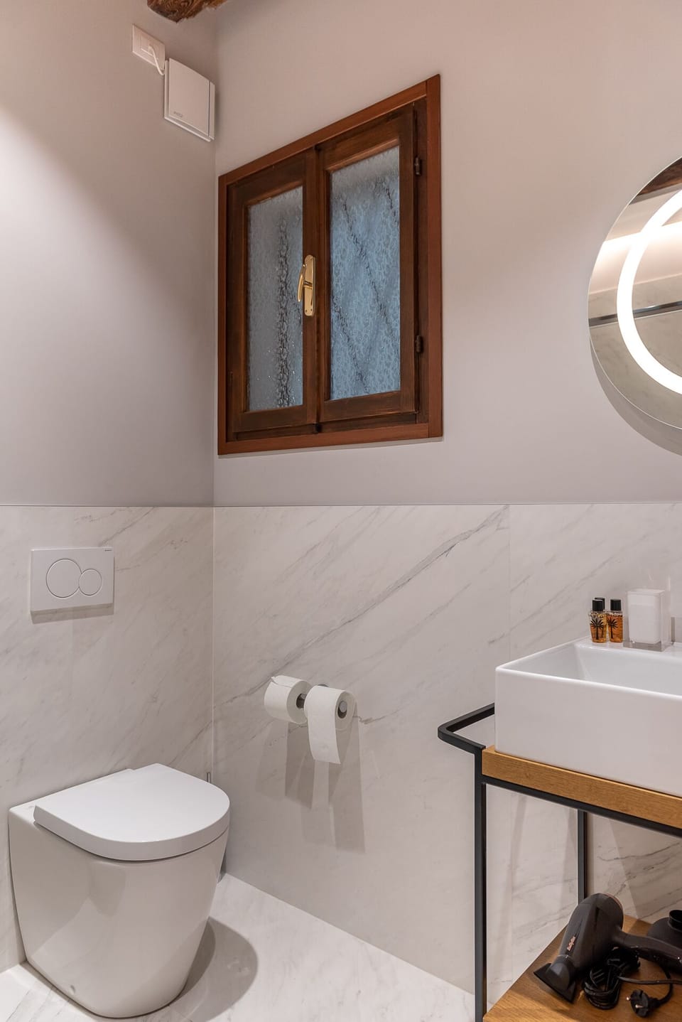 Deluxe Double or Twin Room, Canal View | Bathroom | Shower, rainfall showerhead, free toiletries, hair dryer