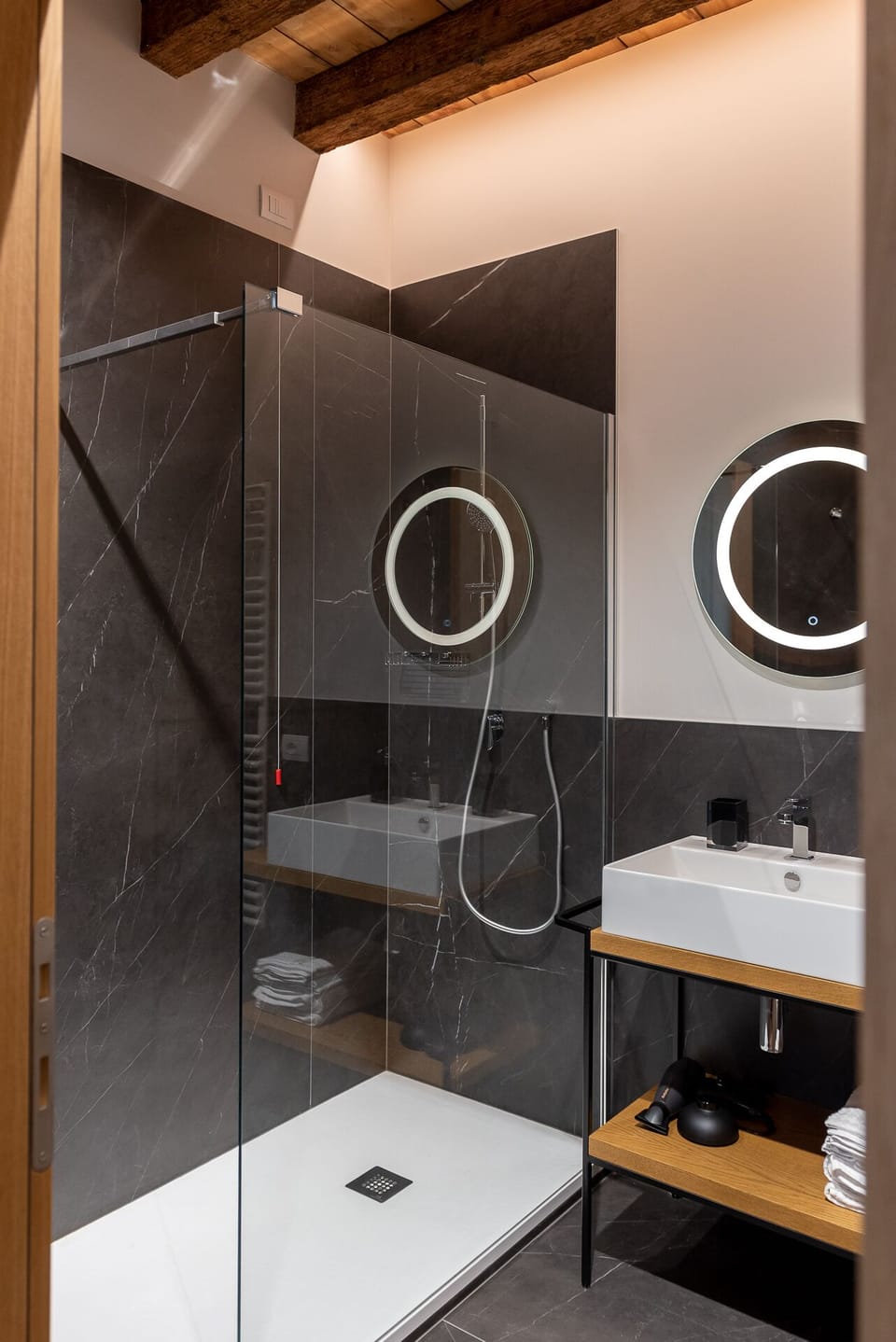 Deluxe Double or Twin Room | Bathroom | Shower, rainfall showerhead, free toiletries, hair dryer