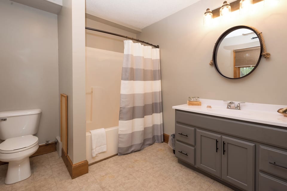 Willow (Lake View) | Blackout drapes, free WiFi