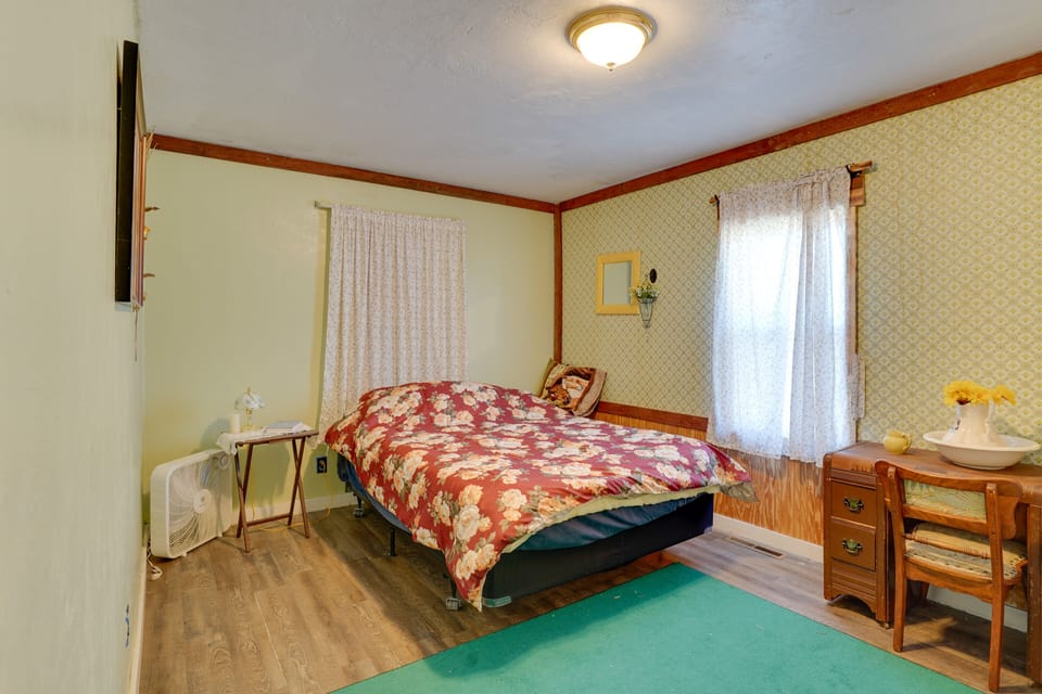 Bedroom 1 | Queen Bed | 1st Floor