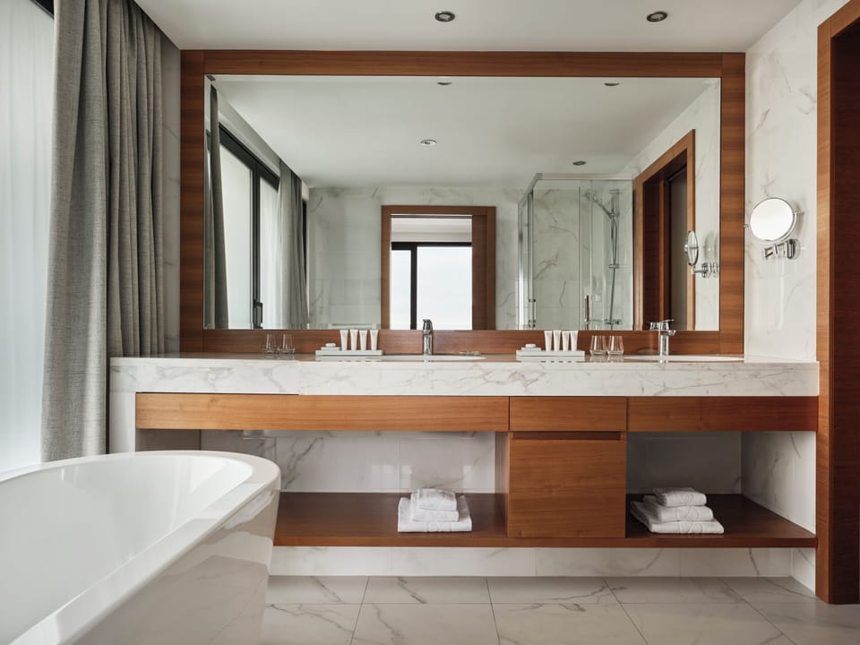 Suite Sea View and Balcony | Bathroom | Shower, hair dryer, bathrobes, towels