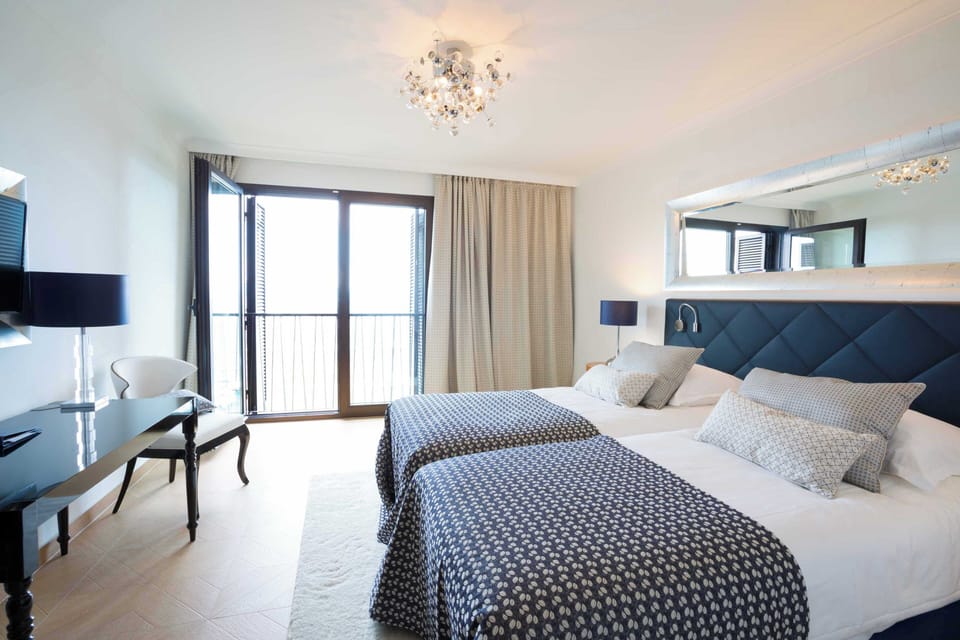Deluxe Double or Twin Room, Sea View | Hypo-allergenic bedding, minibar, in-room safe, desk