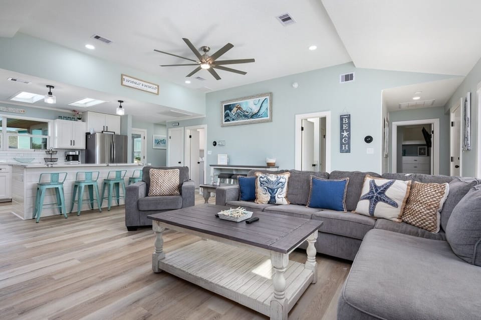 House, 4 Bedrooms | Living area | Smart TV