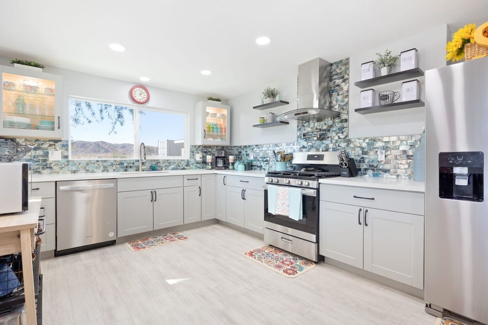House, 4 Bedrooms | Private kitchen | Fridge, oven, coffee/tea maker
