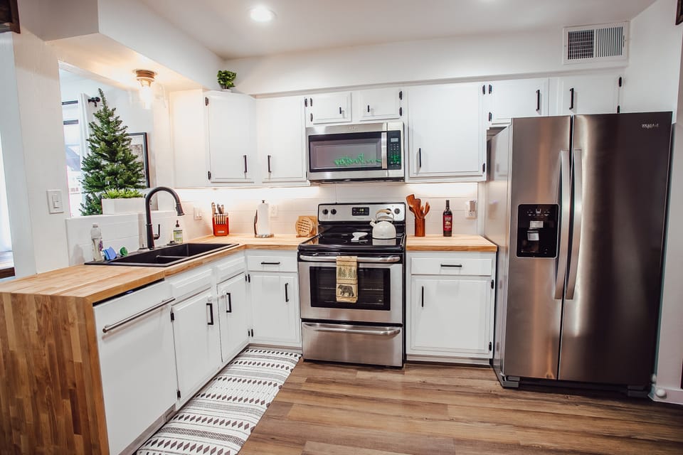Stocked kitchen w/ dishwasher, 2022 refrigerator