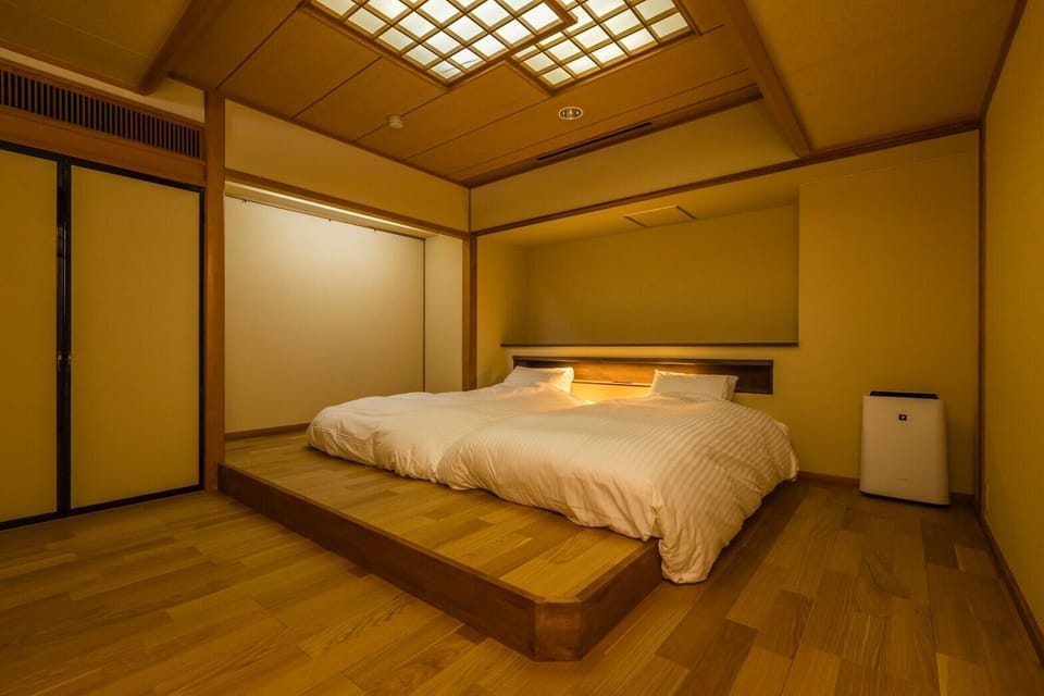 Deluxe Room, Non Smoking | Down comforters, free WiFi, bed sheets