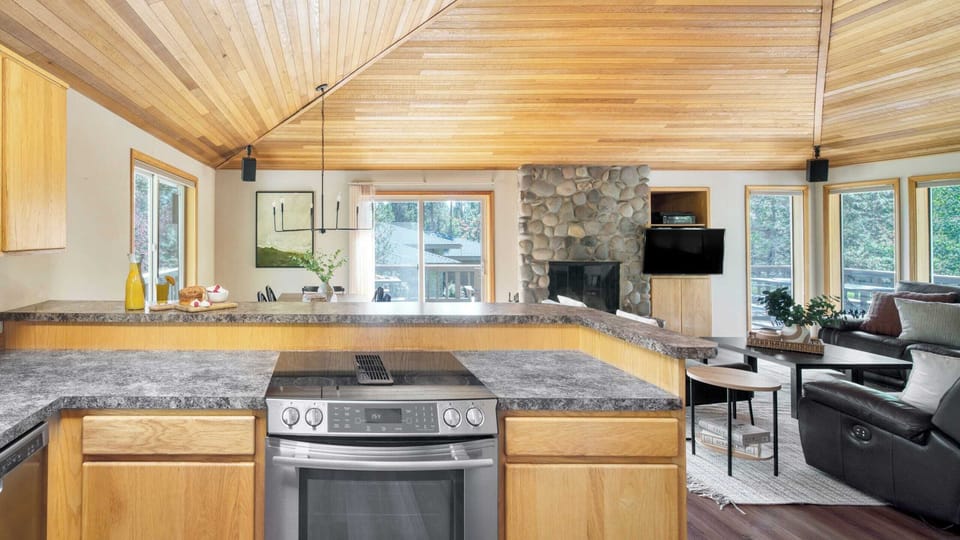 House (4 Bedrooms) | Private kitchen | Fridge, microwave, oven, stovetop