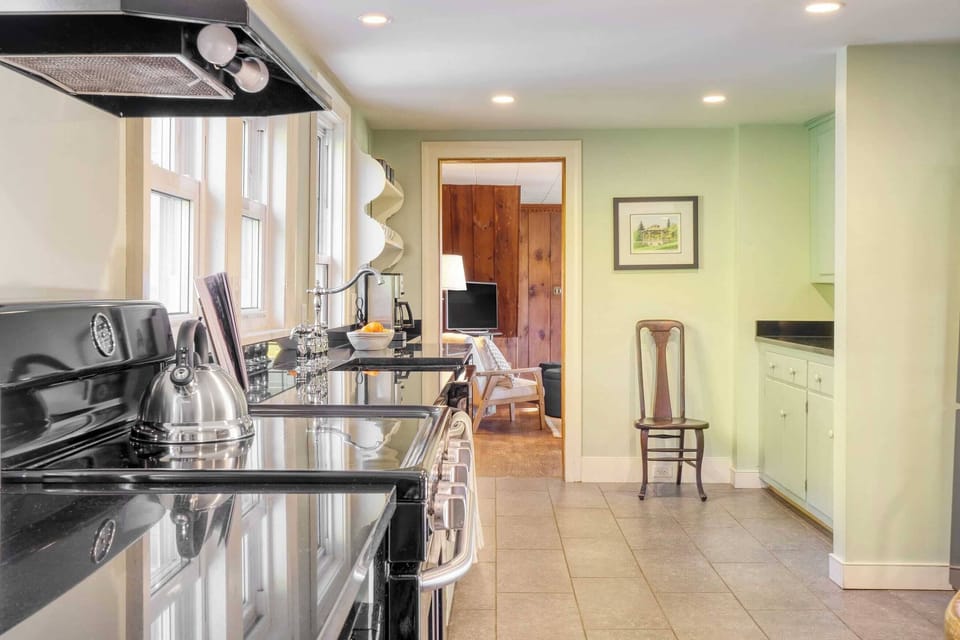 House (5 Bedrooms) | Private kitchen | Fridge, microwave, oven, stovetop