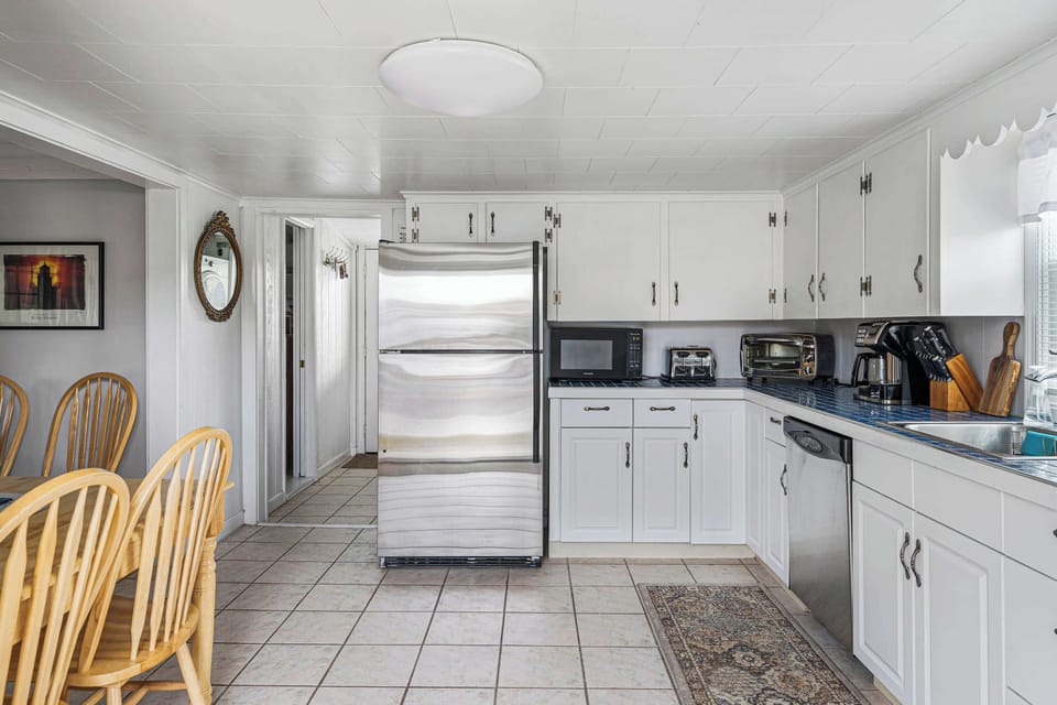 House, Multiple Beds, Kitchen, Garden View (Cozy Gem) | Private kitchen | Fridge, microwave, oven, stovetop