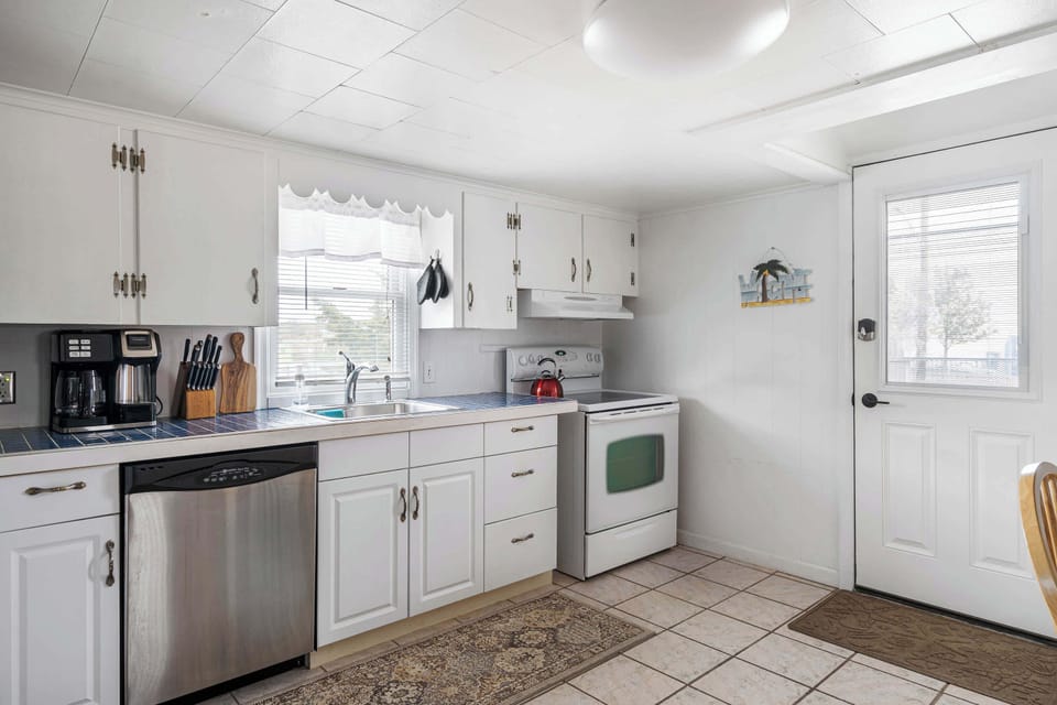 House, Multiple Beds, Kitchen, Garden View (Cozy Gem) | Private kitchen | Fridge, microwave, oven, stovetop