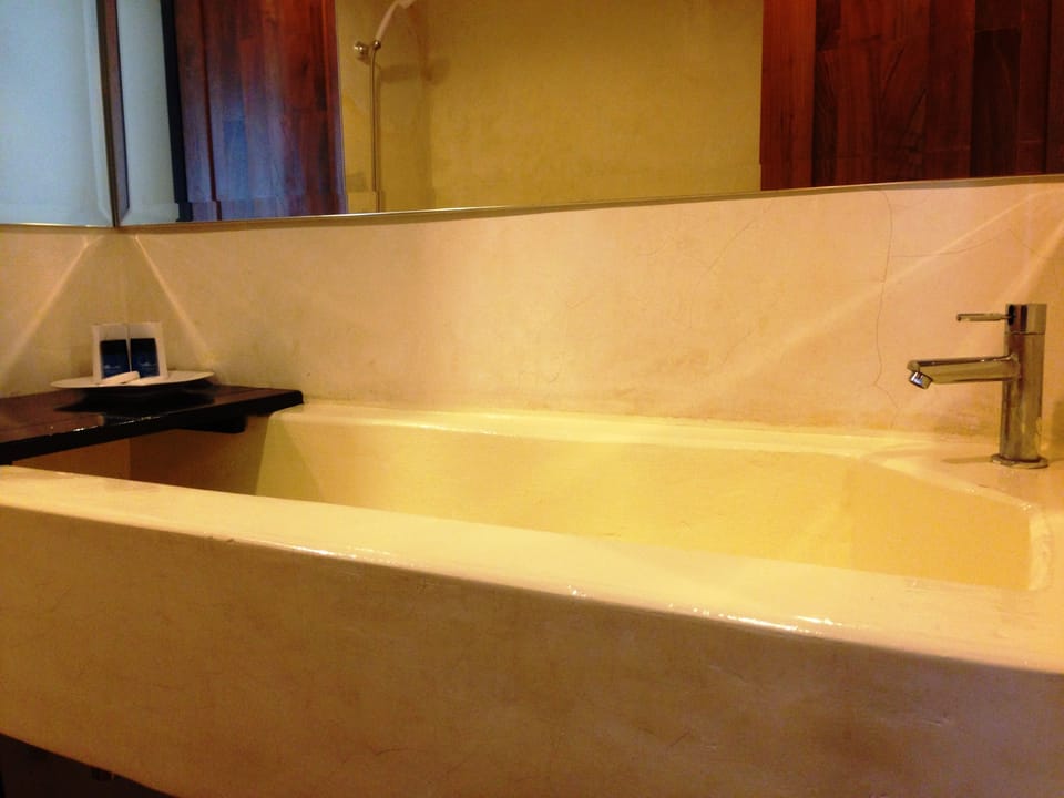 Deluxe Double Room | Bathroom sink