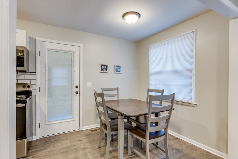 Eat-in kitchen with dining table and four chairs 