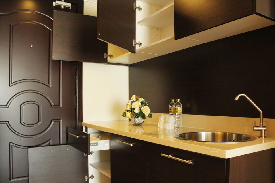 Studio | Private kitchenette | Fridge