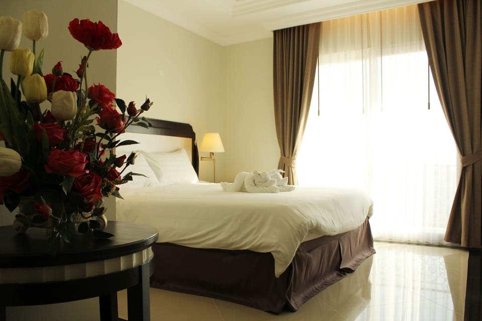 Suite, 1 Bedroom | Desk, blackout drapes, rollaway beds, bed sheets
