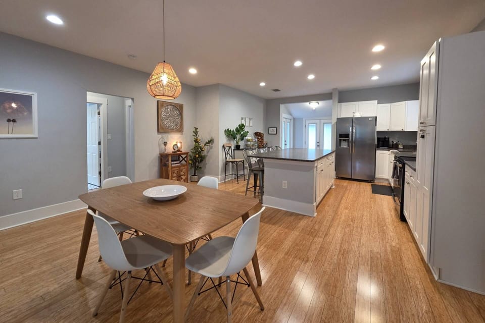Dining for 4 at the dining table and more around the center island for your group