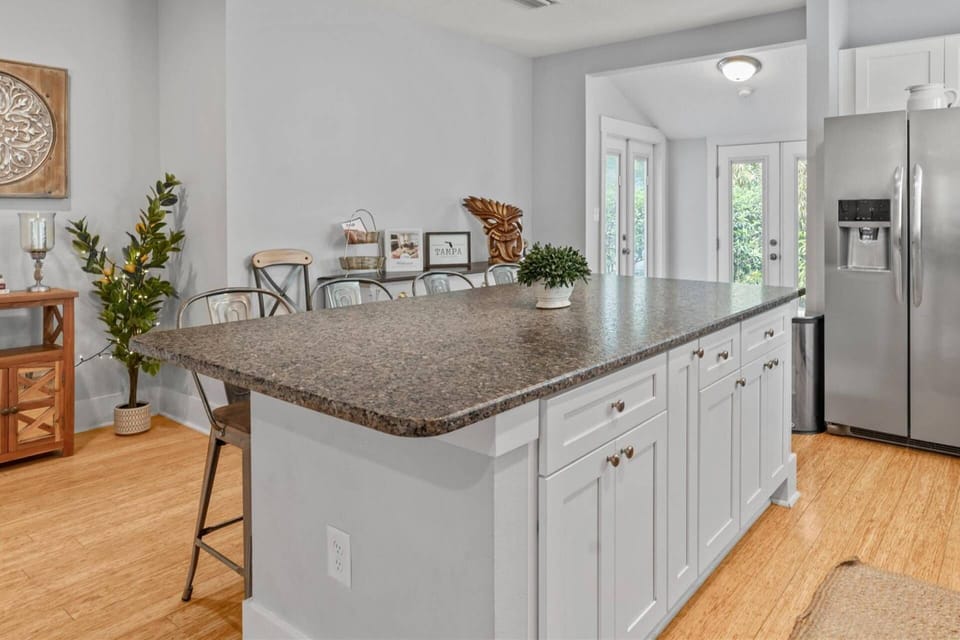 Large island with seating for 4 and an additional 2 bar stools to pull up if needed