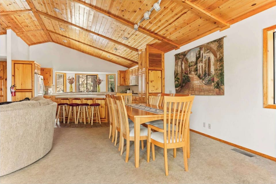 House, Multiple Beds, Patio, Mountain View (Hunter's Retreat) | Dining